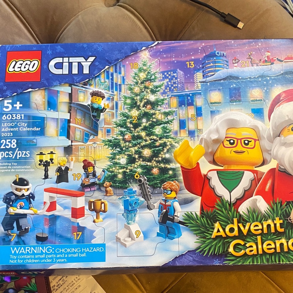 LEGO City Advent Calendar with Festive Minifigures NIB